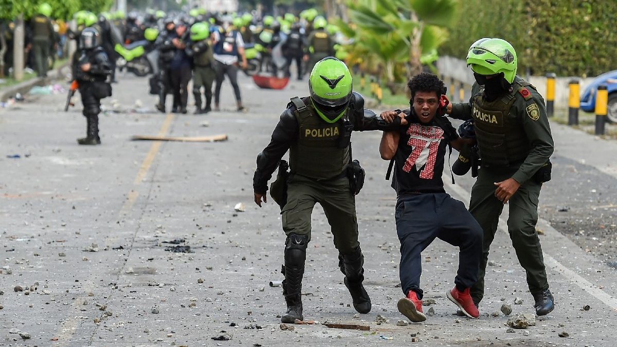 Dos civiles muertos y un policía baleado en nuevas protestas en el suroeste de Colombia