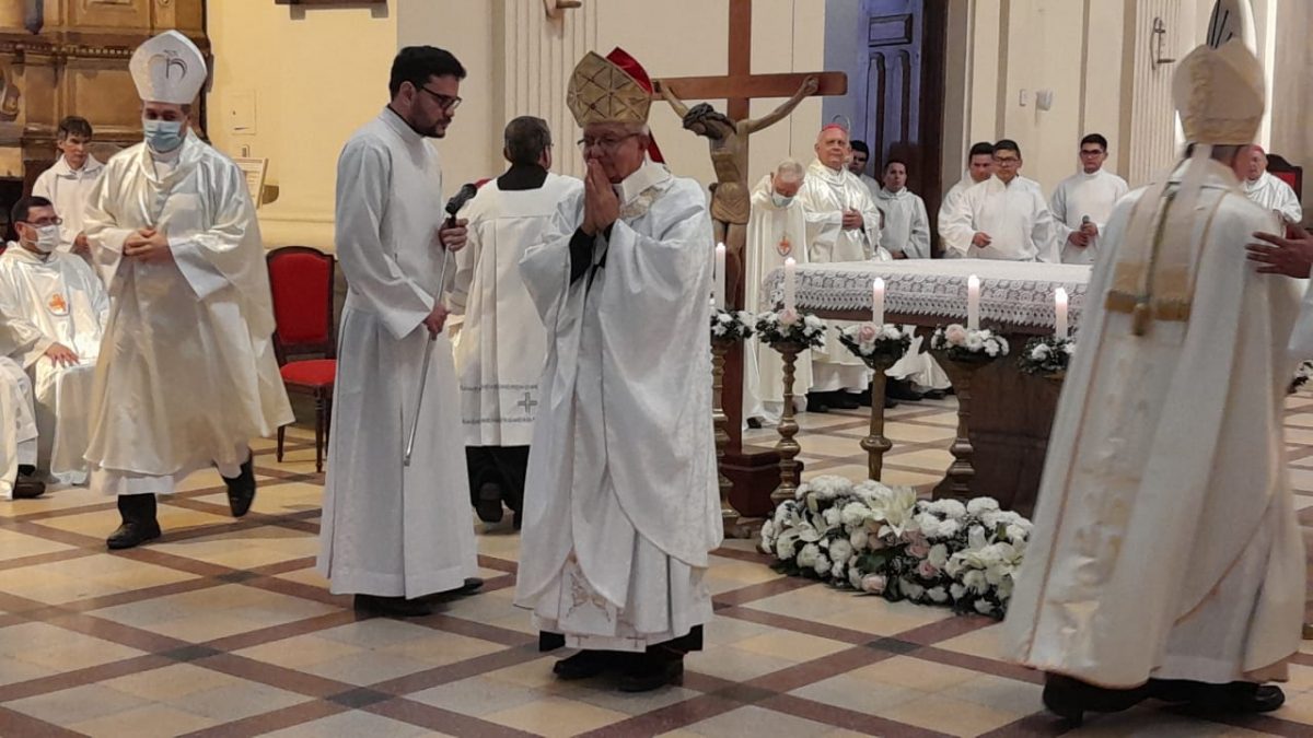 Monseñor Adalberto Martínez recibió la imposición del Palio Arzobispal