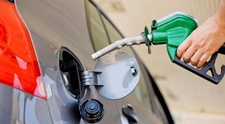 Combustibles no bajan porque meses pasados no subieron el precio justo