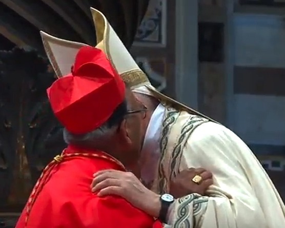 El birrete y el anillo: los dos signos del cardenalato