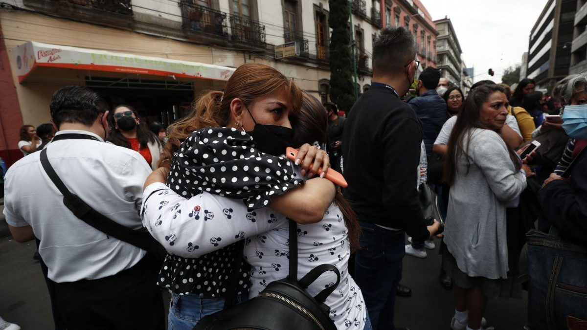 Un fuerte terremoto golpea a México