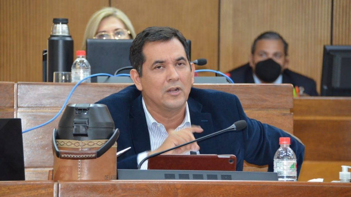 Senador Arévalo afirma que desde hace dos meses pide la destitución de Bataglia