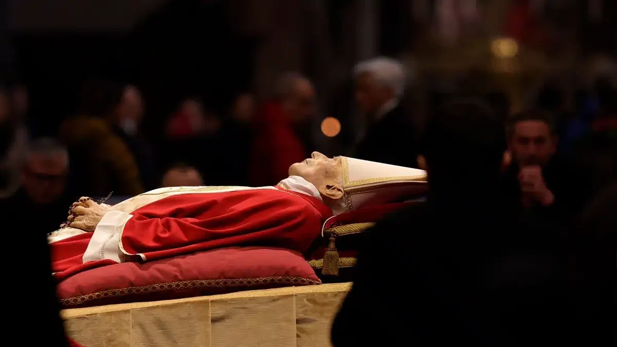 Fieles hacen largas filas para despedirse de Benedicto XVI en la Basílica de San Pedro