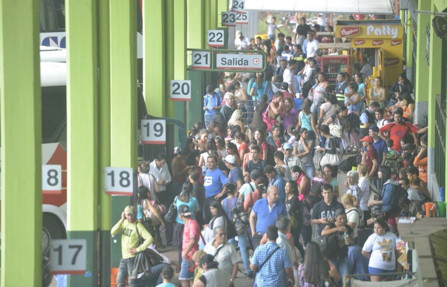 [Audio] Un promedio de 60 mil personas pasan por la Terminal de Asunción