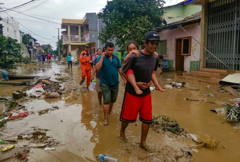 Sube a al menos 23 muertos el balance por las inundaciones en Indonesia