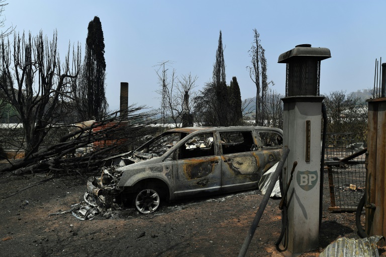Militares urgen a los habitantes a evacuar sus casas ante nuevos virulentos incendios