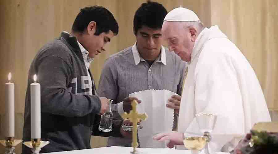 Papa Francisco invita a dos jóvenes rehabilitados de las drogas a ser monaguillos