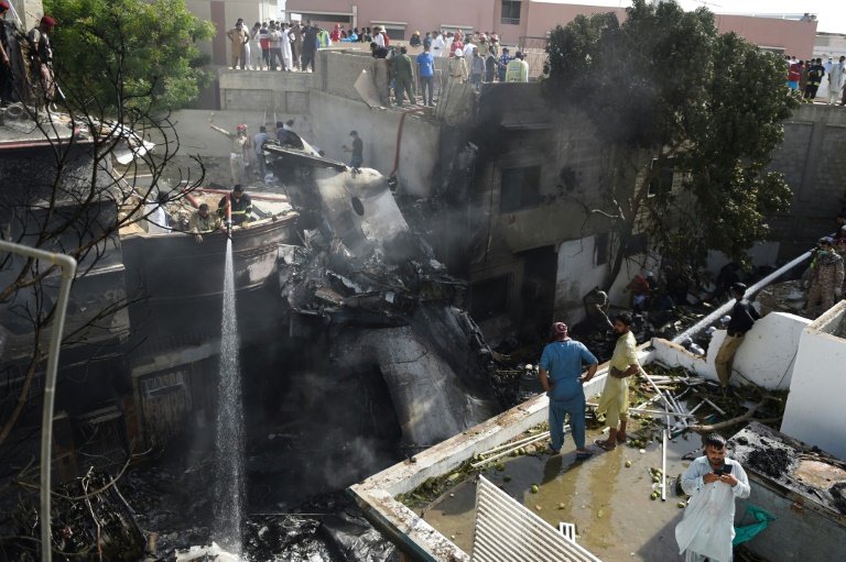 Al menos 97 muertos en un accidente de avión en Pakistán