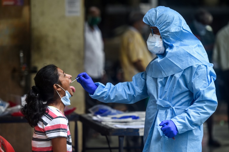 India roza el millón de casos de coronavirus y extiende el reconfinamiento