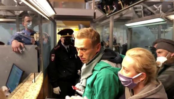 El líder opositor Alexéi Navalny es detenido a su regreso a Rusia