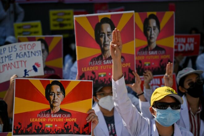 Los birmanos, menos numerosos en las calles tras el despliegue del ejército