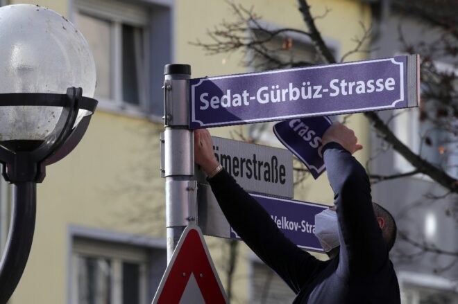 Alemania homenajea a víctimas de atentado racista en un ambiente tenso
