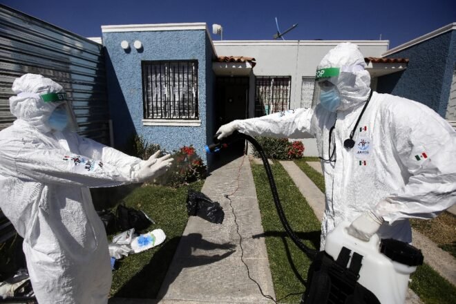 Médicos mexicanos atienden gratis y en casa a enfermos pobres de covid-19