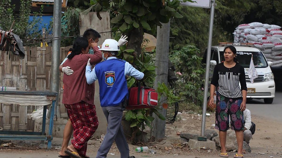 Al menos dos heridos en la represión de una protesta contra el golpe en Birmania