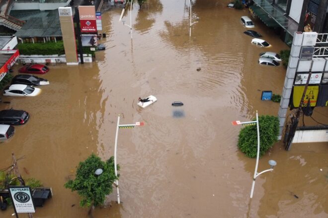 Las inundaciones paralizan la capital indonesia