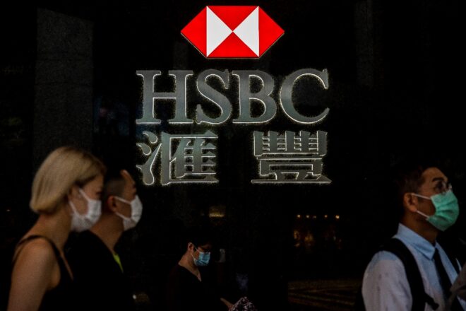 El beneficio neto de HSBC cae un 35% en 2020