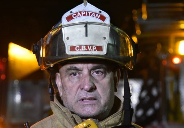 Capitán de bomberos extorsionaba para hacer “tríos”, según denuncia