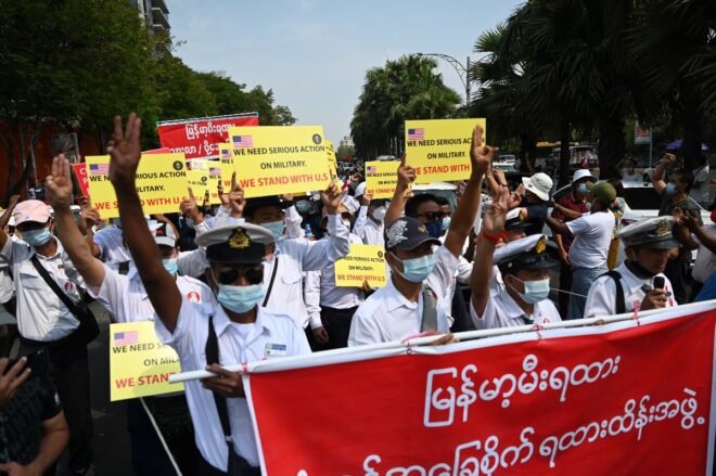 Los funcionarios públicos encabezan el movimiento de desobediencia civil en Birmania