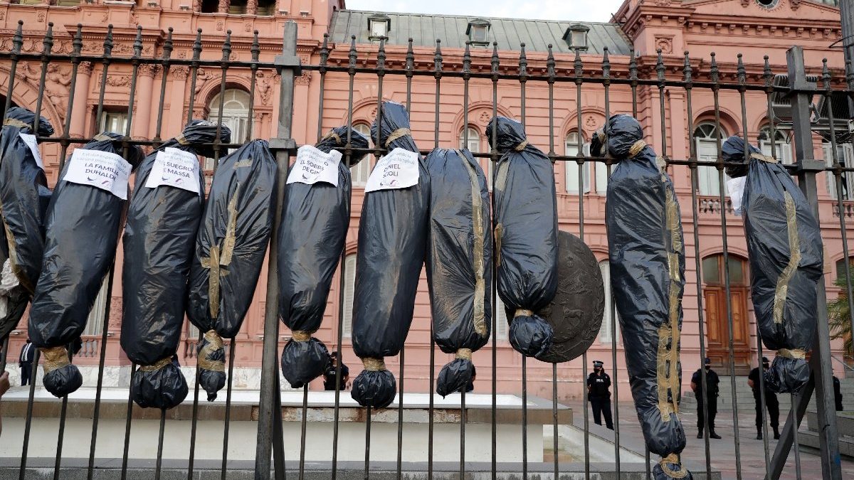 Repudian en Argentina la exhibición de bolsas mortuorias en marcha opositora