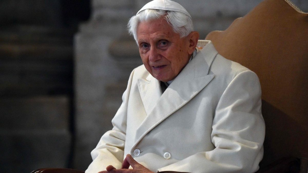 Ratzinger repite: «No hay dos Papas»