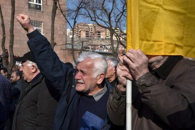Nuevas manifestaciones en Armenia mientras se agudiza la crisis