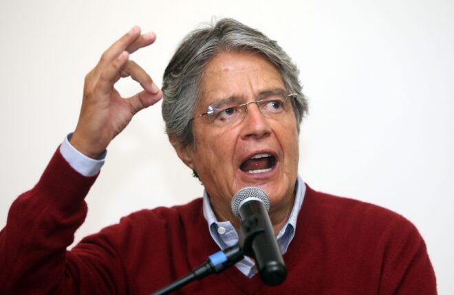 Ecuador elegirá presidente dividido frente al ausente pero poderoso Correa