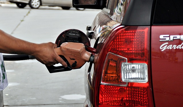 Emblemas no subieron precio de combustible a transportistas, aseguran