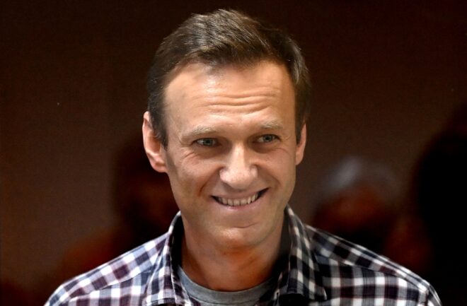 El opositor ruso Navalni dice que está “bien” en un mensaje desde la cárcel