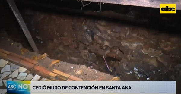 Cede muro de contención en Santa Ana a causa de temporal
