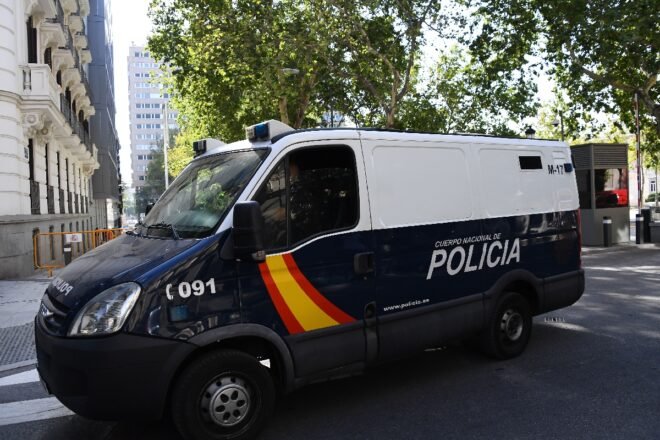 La policía española registra instalaciones del gigante del aluminio Alcoa