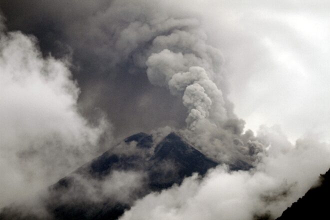 Aeropuerto ecuatoriano afectado por ceniza volcánica reanuda operaciones