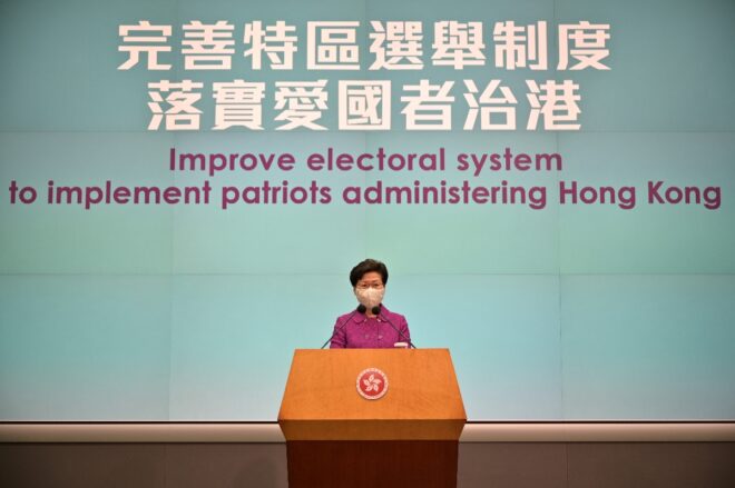 La jefa ejecutiva de Hong Kong apoya la reforma electoral decidida por Pekín