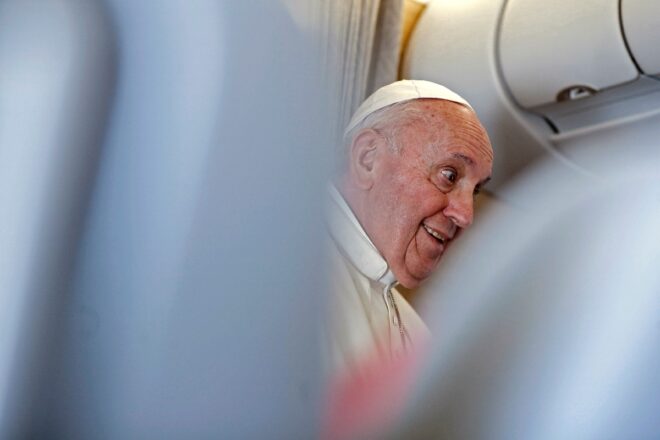 El papa concluye emocionado su histórico viaje a Irak