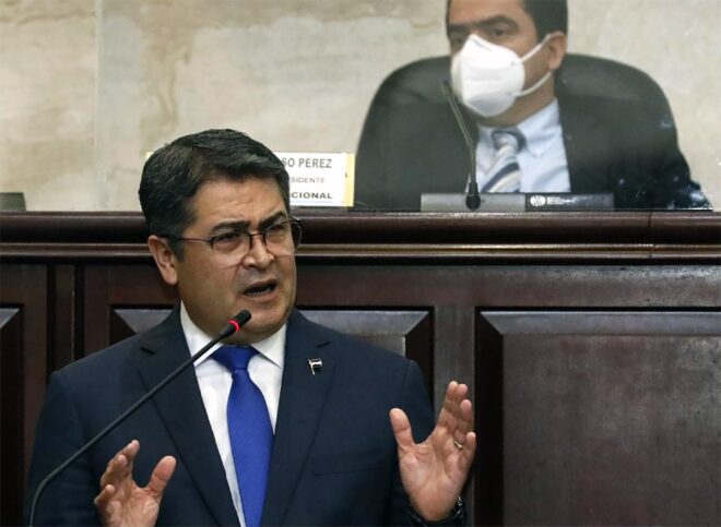 Presidente de Honduras ayudó a traficar toneladas de cocaína a EEUU, dice fiscal en juicio en Nueva York