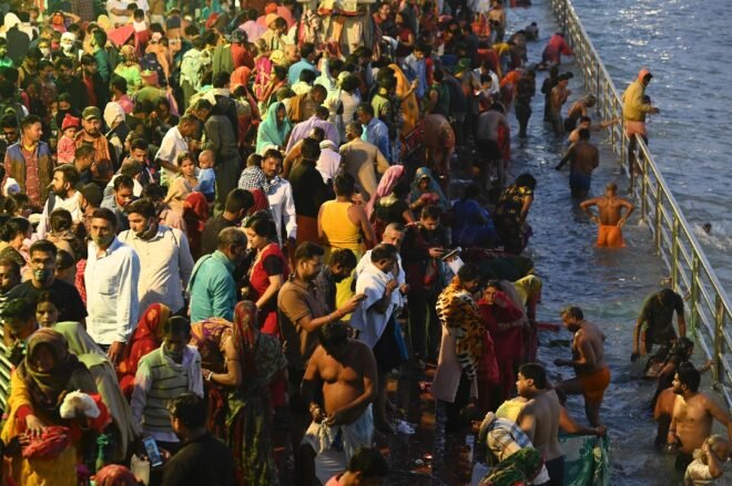 A pesar del covid-19, cientos de miles de hindúes se bañan en el Ganges en India