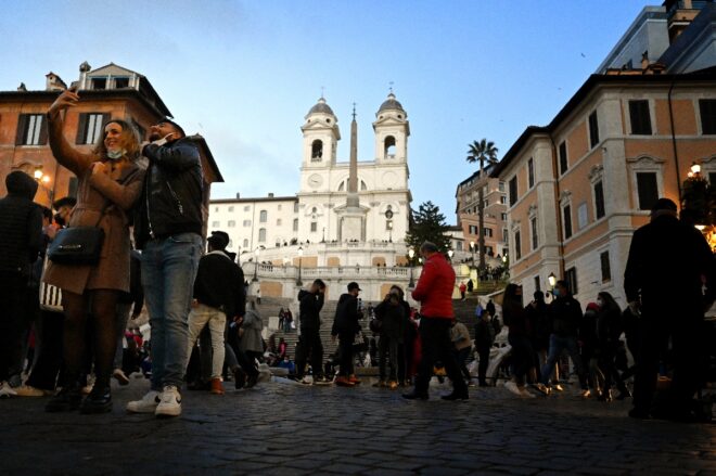 Italia se confina el lunes, pero espera una mejoría al final de la primavera