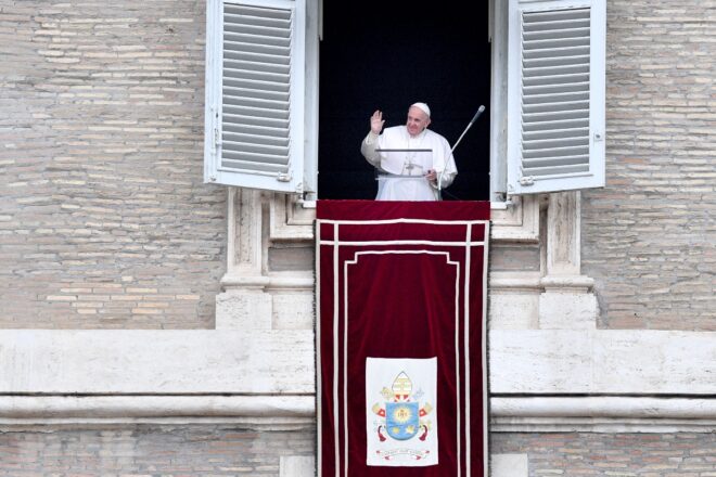 El Vaticano aclara que la homosexualidad es “un pecado” y que no puede bendecir esas uniones