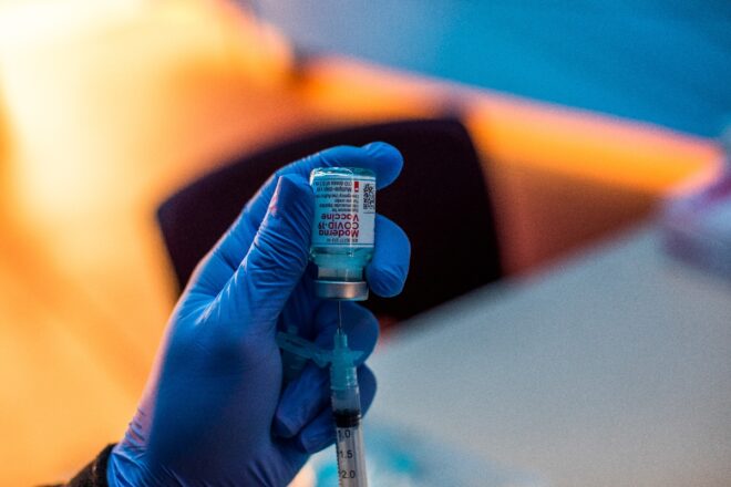 Moderna anuncia ensayos clínicos de su vacuna anticovid en niños