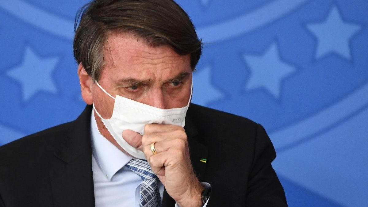 Bolsonaro opera “retirada estratégica” en la gestión de la pandemia en Brasil