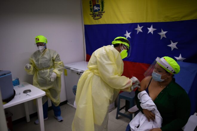 Venezuela acuerda fondos para vacunas Covax en medio de segunda ola “más virulenta”
