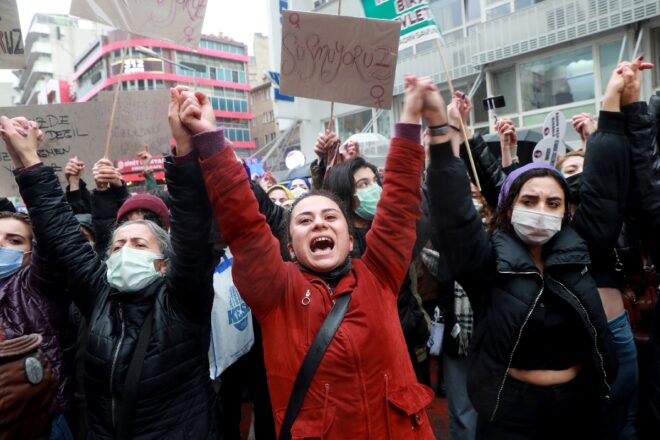 Turquía se retira de un tratado que protege a las mujeres y provoca cólera y desolación