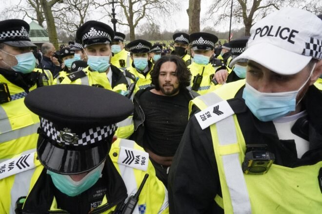 Decenas de detenidos y policías heridos en protesta anticonfinamiento en Londres