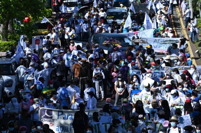 Salvadoreños exigen al Congreso una ley que evite privatización del agua