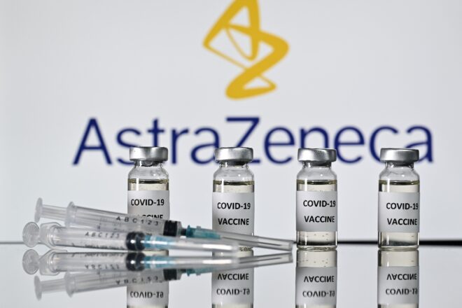 AstraZeneca pudo haber incluido datos “desactualizados” en ensayos de vacuna en EEUU, según el regulador sanitario