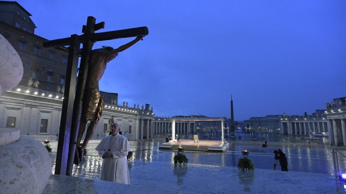 El Papa: besar los pies del Crucifijo, brújula y esperanza en la vida