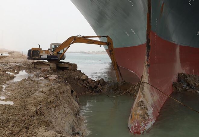El buque encallado en el Canal de Suez podría ser reflotado la “próxima semana”