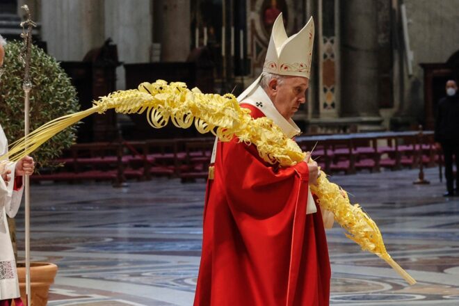El papa celebra la misa del Domingo de Ramos en presencia de unos pocos fieles