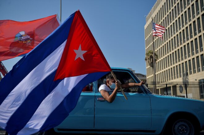 Autos y bicicletas marchan en La Habana contra el bloqueo de EEUU
