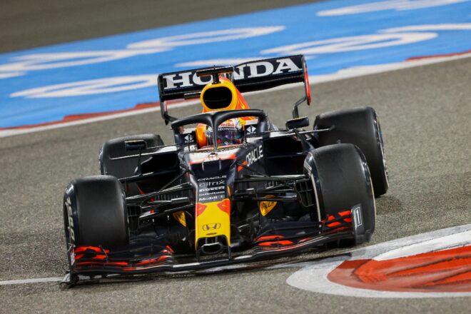 Hamilton gana la primera carrera del año en Baréin, Alonso abandona