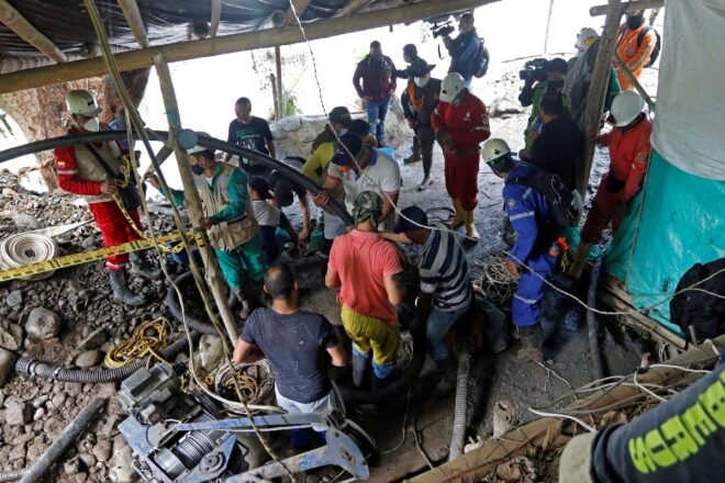 Brigadas intentan rescatar a 11 mineros atrapados por una inundación en Colombia
